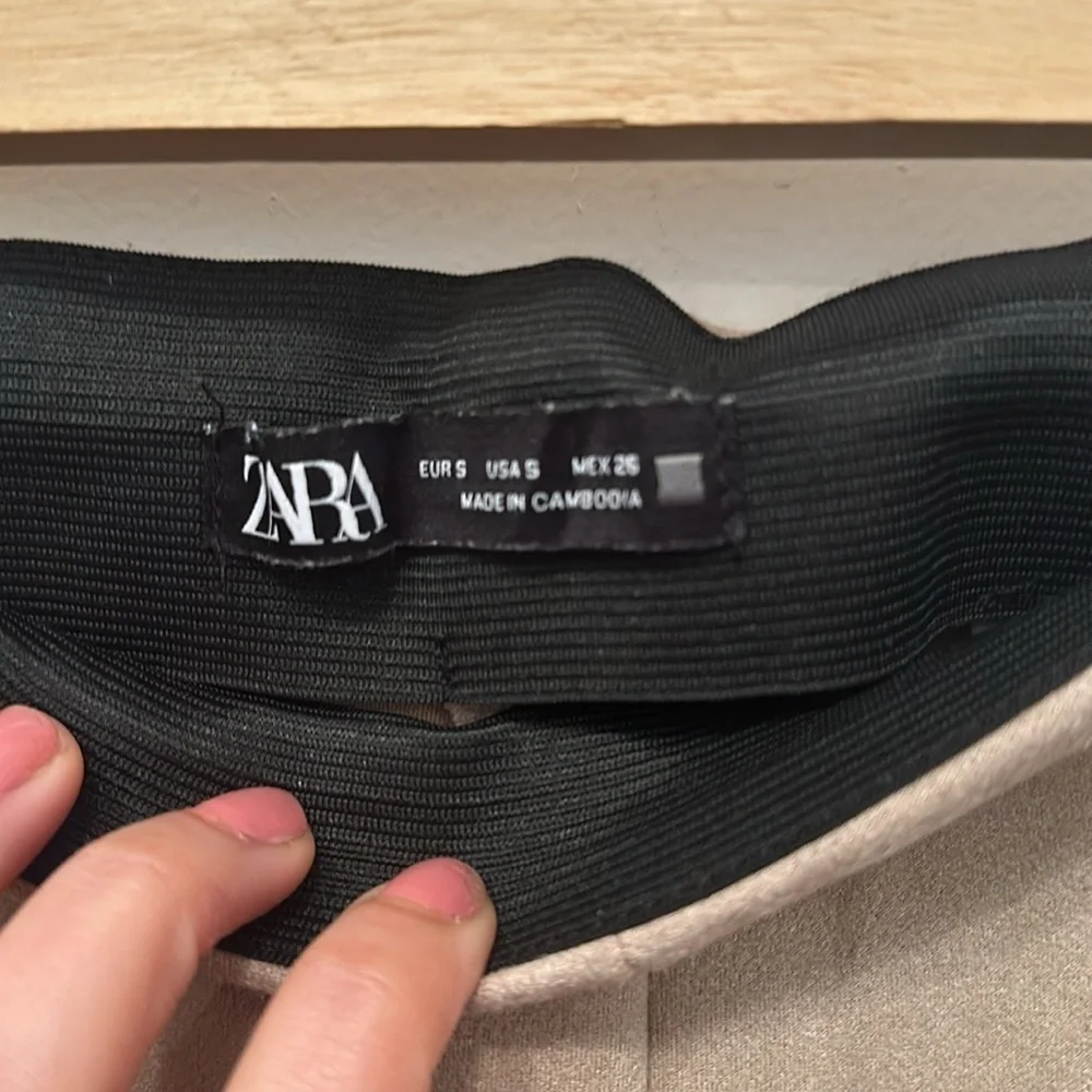 Zara faux Suède beige high rise skinny pants with zipper on the side and bottom - Picture 8 of 10